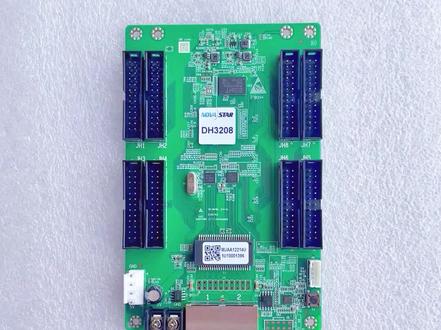 诺瓦DH3208是一款小间距通用接收卡,单卡最大带载分辨率512×512@60Hz,支持色彩管理、18bit+、逐点亮色度校 正、快速亮暗线调节、3D、RGB 独立 Gamma 调节、画面 90°倍数旋转等功能,提高画面显示效果,提升用户体验。 DH3208采用 8 个 HUB320接口进行通讯,最多支持32组RGB并行数据,或 64 组串行数据。硬件设计符合 EMC 标 准,提高了产品的电磁兼容性,适用于多种现场环境的搭建。