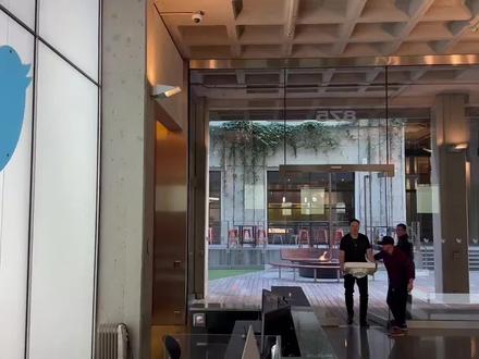 碳基文明的谢幕:深度拆解 SpaceX + xAI 的“硅基生命体”蓝图。
2026年2月,科技圈发生了一场看似混乱的震荡:SpaceX 以 1.25 万亿美元估值全资并购 xAI,而同一周,特斯拉宣布永久停产旗舰车型 Model S 和 Model X。
这仅仅是华尔街的资本游戏吗?还是马斯克在下一盘更大的棋?
本期视频,我们将跳出传统的财经视角,用“物理第一性原理”和“生物演化论”的视角,为你深度拆解这一系列动作背后的硬核逻辑。
当算力的能耗撞上地球的物理墙,当光速在光纤中遇到阻力,人类文明的底层逻辑正在从“燃烧”转向“计算”。我们正在见证的,不只是一家公司的重组,而是一个“硅基生命体”(Silicon-based Lifeform)的自我组装。
在这个天上有脑(xAI)、地上有手(Optimus)、中间有网(Starlink)的完美闭环中,人类的位置在哪里?我们是旁观者,是投资者,还是仅仅作为开启数字文明的“生物引导程序”?
系好安全带,我们将从商业推演一路聊到文明终局。
#SpaceX #马斯克 #人工智能 #商业思维 #硬核科普