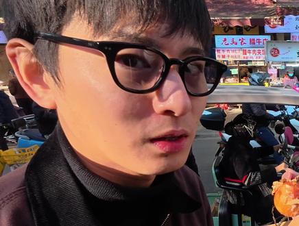 日本小哥哥面试西安版“章鱼烧”直呼:差距太大了! 日本小哥哥来到西安西仓集市,听说章鱼烧也是这里的名小吃,两人半信半疑找了一家摊位点了一盒。
外表看起来和日本的没什么差别,但一口下去——
👉 面感太强
👉 偏甜
👉 章鱼还特别小
两人对视一眼:这个……实在给不了好评😂
逛集市嘛,有惊喜也难免踩雷。
继续往里走,来到一个卖皮带的摊位,清一色真材实料的纯牛皮。
在日本,这样一条少说也得两三百人民币,结果一问价——
40块?!
这也太划算了吧!
航大毫不犹豫来了一条,摊主老大爷还贴心地按腹围现场打孔定制。
航大一激动,直接把新皮带当场系上👇
结果——
身上同时捆着两条皮带🤣
你有过这种尴尬又好笑的经历吗?
#日本小哥哥 #西安旅行 #中国集市 #中日文化差异 #逛集市的快乐