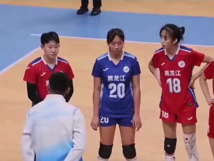 女排全运排名尘埃落定!3队创历史 辽宁追平46年最差
全运会女排成年组收官啦!江苏女排3-0横扫山东,强势夺冠,最终排名一出炉就炸了——3支队伍打破队史纪录,辽宁却创下46年最差战绩,看点直接拉满!
决赛场上江苏队太顶了!开局就打了山东7-4,逼得对方赶紧暂停。杨佳和张常宁的拦网跟铜墙铁壁似的,孙杰、车文涵怎么扣都被拦,连杨涵玉都没辙。虽说山东王梦洁的防守依旧在线,鱼跃救球看得人揪心,但进攻打不穿,全程被压着打。第二局江苏又5-2开局,山东好不容易追平7-7,结果吴梦洁、龚翔宇火力全开,比分直接被拉开到18-8,25-13轻松拿下。第三局咬到局末,江苏还是稳扎稳打,3-0完胜,还顺带拿了U18和成年组双冠,简直是最大赢家!
其他队伍的表现也超有梗!山东拿亚军破了60年纪录,上回拿季军还是60年前,这次总算圆梦;福建女排摘铜,刷新了1997年第四的队史最佳;河南女排拿第六,也是队史最好成绩,朱婷功不可没!
有人欢喜有人愁,辽宁女排只排第八,追平46年最差战绩,以前可是四强常客,这下要彻底洗牌了,丁霞、段放大概率要隐退。上海第四平上届成绩,天津第五、北京第七,也算中规中矩。
这届全运会女排太精彩了!江苏双冠封神,3支队伍创造历史,辽宁虽遇低谷但新周期值得期待。下届全运会这些队伍还能带来多少惊喜?咱们拭目以待!#女排