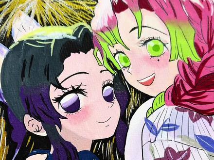 鬼灭|蝴蝶忍×甘露寺蜜璃 烟花双人丙烯马克笔教程🎨 1.铅笔起稿
1. 双人贴贴半身构图:蜜璃侧身环抱忍,一左一右脸部靠近,氛围感互动
2. 发型刻画:忍黑紫短发+侧边蝴蝶发饰;蜜璃粉绿渐变麻花长卷发
3. 服饰定位:忍深蓝茶花和服、蜜璃碎花和服,背景预留烟花放射纹路位置
2.勾线定型
粗笔勾人物外轮廓、衣摆大线条;细笔刻画发丝、五官睫毛、花朵纹路、手指细节,擦除铅笔稿。
3.分步上色
①皮肤
浅肤色平铺脸部、手部,浅灰扫眼窝、脸颊阴影,叠淡淡粉色腮红。
②头发
• 蝴蝶忍:黑色铺底色,发尾叠浅紫渐变
• 蜜璃:粉色打底,发缝、发尾加绿色渐变
③服饰&花卉
1. 忍:深蓝铺和服底色,红+浅粉画山茶花,金色点花蕊
2. 蜜璃:浅白底和服,紫蓝画碎花叶片,浅棕画衣身阴影
④背景烟花
黑色铺满底色,浅黄+金色画放射状烟花线条,长短错落营造夜空氛围感。
#抖音同人图鉴 #动漫绘画教程 #绘画教程 #手绘二次元动漫 #恋柱甘露寺蜜璃 @抖音次元观察员 @创作灵感小助手 @抖音小助手