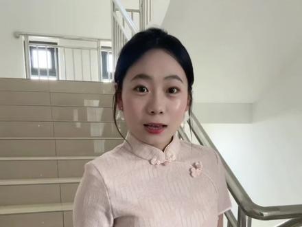 学士服里搭旗袍真的很美啊啊啊 大家也可以翻一下我上一年毕业的视频,都是在穿这两件,现在日常穿也没问题 #凌茜姿禾 #简约素雅旗袍 #学士服 #毕业典礼 #毕业