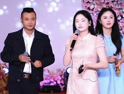 啊朱#福星#杨雨轩 #花小磊订婚宴
怎么感觉啊朱和福星合唱,杨雨轩站在他们两个后面的那个小表情太搞笑了吧🤭