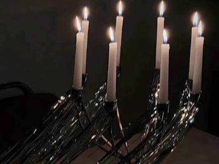 南希穿到三千年后,人类仍生活在神明统治下的时空,她绑定了一个系统,任务是攻略三个神明。
南希本以为是快穿,没想到系统冷冰冰的提醒她:“不,是同一个世界,同时攻略三个神明。”
南希:“……”据她了解,这三个神明都是狠角色,一个玩不好,她将面对的就是被挫骨扬灰的下场,任务十分艰巨。
“光明神禁欲清冷,他治下的领地,规矩严苛,不允许三十岁以下的人恋爱,导致那片大陆的人们过着如同鹤鹑一般生活。”南希要做的是,让光明神爱上她,将他拖下神座。
“黑暗神嗜血冷酷毫无神性,即便看到信徒被魔兽撕咬,他也只是懒洋洋地支着下巴旁观,所以他治下的领地,民风十分彪悍。”南希则需要让黑暗神改邪归正,将他拉回正道。
“另一位海神不狠厉,治下也不严苛, 就是他的行为很是放浪,整片大海,连浮游生物都是他的情人,导致人类不敢吃海鲜。”
南希不但要让花心的海神解散鱼塘,还得让他浪子回头,只对一人忠贞不渝。
未被传送到这个时空前,南希是演艺界的顶流,演技自是一绝,唯一让她担忧的是,三个神明同处一个时空,她稍有不慎就将面对大型修罗场。
南希一边捂紧了马甲,一边左右逢源,一会哄哄这个一会哄哄那个,忙的心力交瘁,费尽心思终于成功感化三个神明,让他们走上正道……
任务完成后她回到了原世界,世间却出现了三位堕神,从此再无光明,三位神为了找到她,掀起腥风血海,南希被系统紧急召回,在她面前,三位堕神正无比冷漠地凝视着她……