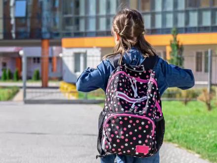 2月28日报道,马上开学了!千万别“emo”!近10年全国中小学最短学期来了,上课不到90天就放暑假。(编辑:李思蓉)#开学 #放暑假 #中小学