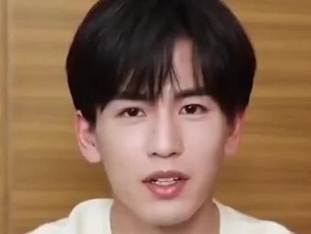 张凌赫跨年权杖走秀,