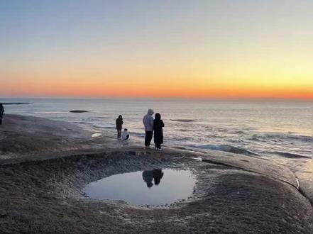 日照爱心海 属于日照的浪漫 .
姐妹们!日照这个「爱心海」拍照真的很出片了!下面攻略收藏备用!
📍位置:导航到「爱心海」,望海广场面朝大海右前方的下面,等退潮后就可以去拍照打卡了。如果是看日出的话也可以来这个位置,真的超浪漫!
⏰最佳时间:
✅ 看日出:早上5点,蓝调+日出+爱心海三重浪漫
📸拍照tips:
✔️穿白色裙子站礁石上俯拍最出片
✔️提前半小时到拍蓝调时刻
✔️傍晚拍剪影氛围感拉满!
✅日照三天两夜
Day 1:奥林匹克水上运动小镇>蓝眼泪
Day 2:森林公园>牡蛎公园赶海>大学城夜市
Day 3:看日出>阳光海岸打卡>日照科技馆
✅奥林匹克水上运动小镇:可以留半天时间。可以租小游艇游玩,是自己开的那种,非常惬意。还有水母群,捞水母🪼孩子超喜欢。还可以划龙舟,打高尔夫,坐环海小火车。
✅世帆赛基地的蓝眼泪攻略在主页笔记。
✅太公岛牡蛎公园赶海:免费,退潮后露出一大片礁石区,主要以牡蛎为主,还有小海螺、小螃蟹、海星⭐等等。
✅美食🥗大学城夜市的大肠包葱、美味不虾说、海鲜生煎、老海手虾滑、黄煎鱼卷煎饼等等。东夷小镇的包罗万象、椰不错、烤鲅鱼、油糖粑粑。去巧克力渔家,海鲜蒸汽锅:海鲜现捞现做,最爱!
✅【住宿攻略】
海边民宿小院,适合两三个家庭包院,看日出赶海贼方便。需要的姐妹和我说☺️
🌷关注我我,有问题就能随时找到我啦!
✅记得点赞收藏!一定用得到!
🌷祝大家在日照玩得开心!