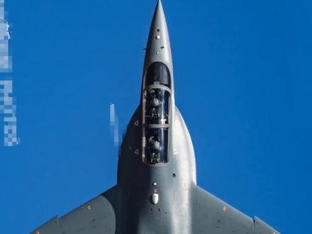 教练10(代号JL10,外贸型号L15)是中国自主研制的先进高级教练机,由洪都航空工业集团研制,2003年首飞,2011年正式列装部队。作为歼教7的继任者,它不仅填补了中国三代机与四代机飞行员训练体系的空白,更凭借多用途能力成为空军和海军航空兵的核心装备。
研发历程:从需求到突破的十年攻坚
20世纪90年代末,随着歼10等三代机的服役,中国空军急需一款能模拟现代战机特性的教练机。2003年,教练10项目正式启动,设计目标直指“与三代机无缝衔接”。研发团队采用边条翼+鸭式前缘气动布局,显著提升机动性;将进气道改为两侧DSI(无附面层隔道)设计,优化雷达安装空间与视野。
面对成本控制难题,团队引入模块化设计理念,航电系统可灵活适配不同训练需求,最终在2011年实现列装,成为中国航空工业自主创新的标志性成果。
基本性能:高仿真的空中课堂
动力系统:搭载两台A-332涡扇发动机(单台推力4.2吨),最大起飞重量9.5吨,极速1.6马赫,航程1900公里,实用升限1.6万米。
训练能力:可模拟歼10、歼16等四代机及歼20五代机的操控特性,覆盖超视距空战、对地精确打击等高阶科目。
作战潜力:配备7个外挂点,最大载弹量3.5吨,可挂载PL12中距弹、LS6制导炸弹及电子战吊舱,兼具轻型攻击机功能。
核心特点:多场景适应的训练革命。
航电智能化:采用“一平三下”玻璃化座舱,集成无源相控阵雷达和三轴四余度电传操纵系统,可模拟五代机战场环境。
舰载适配性:海军改进型采用双垂尾设计,增强低速操控稳定性,并计划适配电磁弹射器,成为歼15舰载机飞行员的中级训练平台。
经济性优势:单机成本约1.2亿元,仅为歼20的1/10,可高频次执行高风险科目,减少主力战机损耗。
装备现状:从本土到国际的拓展。
截至2025年,空军和海军航空兵已装备超150架教练10,其中海军版本参与福建舰航母训练,模拟舰载机起降流程。
其外贸型号L15出口至阿联酋、赞比亚等国,凭借高性价比(单价约1500万美元)和模块化设计,成为发展中国家空军升级的首选。
未来展望:六代机时代的挑战与机遇。
随着中国六代机试飞成功,教练-10面临新需求:
性能升级:或换装国产涡扇17发动机,提升超音速巡航能力,匹配六代机2马赫以上的训练需求。#正浩防务 #高级教练机 #军事科普 #飞行员