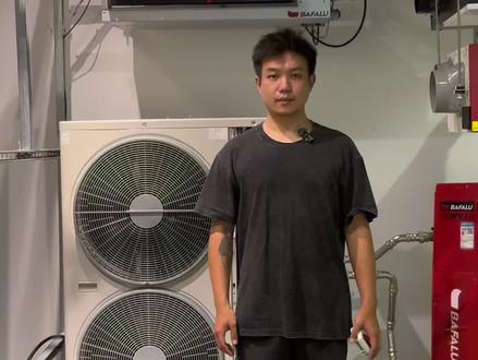 教您快速判断手操器的三种故障代码 当手操器屏幕报出05故障代码时,就代表电源相序异常,简单来说就是电源线接电异常。这时候我们要排查电源线里面的三根线相序是否正常。
当手操器屏幕报出70故障代码时,就代表水流出现异常。这时候分为多种情况。
第一种:管路中没有水流,气压过大,这时候我们就需要排气补水;
第二种:管路中的水流不动,先检查水泵是不是忘记开了,不排除业主所选出厂无泵机器,随后自己内置标配了其他家的水泵。
第三种:管路中水流不动,水泵也是正常开启,那我们就要检查它是否损坏。
第四种:管路中水流不动,水泵没坏也是正常开启,我们就要检查是不是管路中有堵塞。
如果以上情况都没有,屏幕报70故障代码,那么直接换一个新的水流开关即可。
当手操器屏幕报出73故障代码时,就代表水流开关异常。这时候分为两种情况。
第一种:当我们把空调主机关闭,但是水泵还在运作,水流还在正常流动,这就是水泵和主机联动没有做到位,只需要重新接连即可。
第二种:我们的水流开关坏了。
#中央空调 #家用中央空调 #巴法禄水牛 #室内气候系统 #故障代码