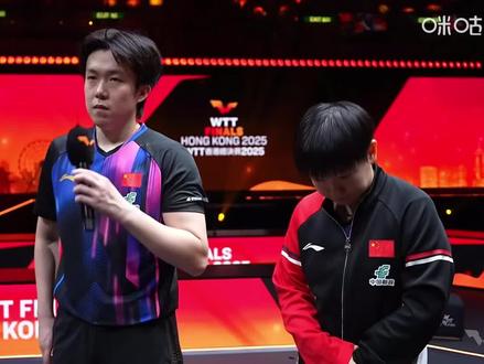 #王楚钦孙颖莎 #香港总决赛 🦈🦁光速下班在楚钦老师采访间隙又给自己抓了个发型的小莎,太可爱啦#比赛现场 #莎头