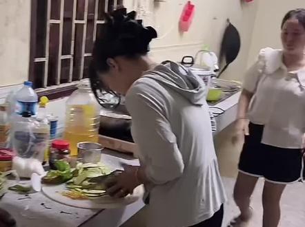 阿花很懂事;全家一致同意先帮二哥建房 #小陈的老挝媳妇儿 #老挝农村生活 #老挝建房 #老挝