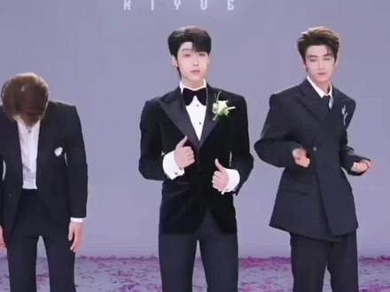 你们仨就胡闹吧,封面致歉一切@X-一心❤️(喜悦) @X-🥕萝卜🥕(喜悦) @X-寇聪🎸(喜悦) #喜悦#喜悦x#喜悦x一心#喜悦x萝卜#喜悦x寇聪