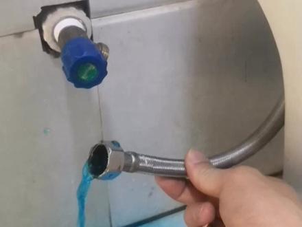 马桶水箱放洁厕灵,这种情况下水出现倒流 Y