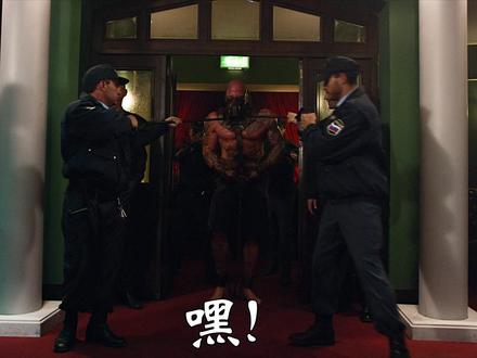 从电影了解格斗:MMA综合格斗,《终极斗士4》万字精讲! 这一部的故事承接第三部,博伊卡成功越狱后,准备进军合法的职业格斗大联盟。
然而,在一场拳赛中,他意外失手打死了对手。
深感愧疚的博伊卡,决定寻求心灵的救赎,他前往俄罗斯,找到了死者的遗孀奥玛。本想对奥玛做些补偿,却意外发现,她背上了巨额债务,被当地的黑帮头目佐拉控制。
为了帮助奥玛重获自由,博伊卡与佐拉做了一笔交易:他将踢馆佐拉的拳馆,用三场比赛的胜利,换取奥玛的自由。
在这个过程中,博伊卡不仅要面对更强大的对手,也要在内心愧疚下,在战斗中寻求救赎。
对于动作片爱好者来说,《终极斗士4》的文戏或许有点诟病,但其动作设计,依然是顶尖水平,甚至超越前作。
总的来说,《终极斗士4》是一部瑕不掩瑜的优秀动作片。它为博伊卡这个传奇角色,画上了一个相对圆满的句号,也为该系列的老粉丝,献上了一场酣畅淋漓的视觉盛宴。
跟着小马的解说,一起领略片中的精彩!
#了不起的精讲团 #青年创作者成长计划 #抖音精选 #经典动作片 #斯科特阿金斯