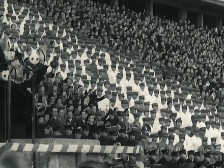 东京审判(上) —— 土肥原贤二,板垣征四郎,东条英机... | 东京审判之人,全部被认定为甲级战犯而被起诉,被审判之人共有28人,而实际上,被起诉之人,共有七十人。这七十人被分为三组,第一组28人,第二组23人,最后一组19人。其中,第一组的知名度较高,主要为日本军政界负有重大罪责的要员。其余两组所涉及的人员,主要包括武器制造,金融和军事相关领域负有罪责的重要人员。
在首批被审判的二十八人之中,有七人被判处绞刑,这七人分别是土肥原贤二,广田弘毅,板垣征四郎,木村兵太郎,武藤章,松井石根,以及东条英机。#我们的胜利 #深度硬核计划 #中国向前一步 #东京审判 #武器沙漏