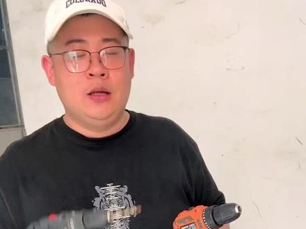 大哥们!无刷电钻确实是比有刷的好用,后期也是免维护的,今天来我直播间100米也不要,想要的抓紧来直播间,库存不多,先到先得#高性能实用工具 #一机多用省时省力省人工 #电钻 #装修工具 #专业的事交给专业的人