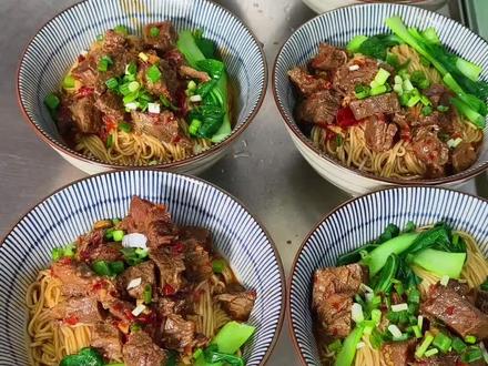 重庆面馆卖爆的香辣牛肉拌面,做法全步骤拆解,学会直接能出摊 今天给大家分享的是重庆面馆里几乎每桌必点的香辣牛肉面,从熬底料到煮面的详细步骤我都整理好了,手把手教你做#家乐金客满 #牛肉面 #每日现做美食 #现做现吃才好吃 #好吃是用食材说话