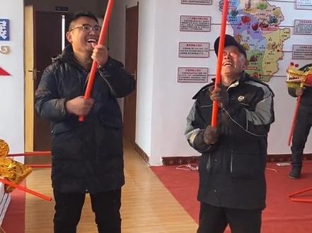 我这人生经历可太有意义了! 走南闯北二十余载,浙大博士毕业后,毅然“逆流”回到山东老家,平生第一次到完全陌生的胶东半岛及龙角山村这个偏远小山村,“全脱产”吃住在村做两年村支书助理,成为一名新时代“知青”,是一种什么样的体验? @龙角山村 ❤ #青春是一场无法回放的电影 #选调生 #村里来了位博士 #挑战自己突破自己 #知行合一致良知