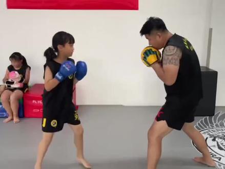 女儿快8周岁了,从去年自己开馆才开始正式教女儿练习散打,每周基本上我会让她上1至2节散打集体课。5-6岁时开始适当引导训练和体能训练。#女子防身 #散打搏击 #强身健体保护自己 #少年强则国强 #少儿搏击散打