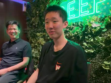 从惠州豪群炼盟走出来的孩子,如今成了耐高最耀眼的MVP 耐高总决赛的舞台,从不缺少热血与梦想。每一支站上这个舞台的球队——他们用全力以赴的拼抢、行云流水的配合,证明了校园篮球的热度与厚度。这片赛场,从来不缺好故事。而这一次,故事的主角有了更特别的注脚。从惠州豪群炼盟走出来的孩子,如今成了耐高最耀眼的MVP。#耐高 #一生只有一次耐高 #篮球 #耐高mvp