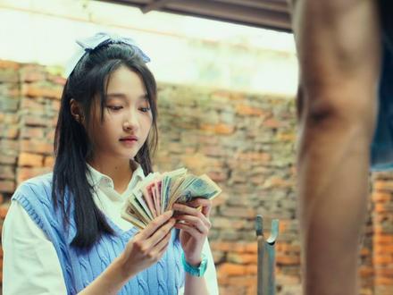 张小满辛苦打工却收到假币,坚守正义举报黑心燃气站 #岁月有情时 #黄景瑜 #一起追剧 #了不起的精讲团 #岁月有情时笑点泪点齐飞