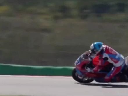 张雪机车,一战封神!从修车学徒到世界之巅,从默默无闻到惊艳全球,张雪用热爱证明:平凡亦可逆袭,梦想终将闪耀!#摩托车比赛 #张雪机车 #比赛 #摩托车比赛