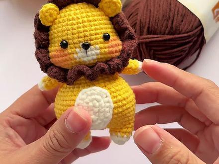 135集:钩织小狮子 用线雪妃尔萌娃娃四股2号。色号24小鸡黄,02奶白,67深咖。钩针1.8mm@雪妃尔毛线