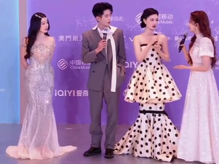 林允尖叫之夜亮相时摔倒,因摔倒太紧张打招呼时说错话慌忙道歉,丞磊帮忙解围