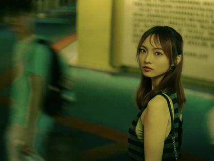 #电影感镜头 #每个镜头都有它的故事
今天用到的灯光是斯丹德2049s的升级版本2077。
外形:外形相比更加美观大方,带有一点赛博机甲的感觉,采用了三个1/4螺丝扣。在调节功率和色温的上改用了比较大的一个旋纽,在转动的时候显得十分方便和舒适,旋钮采用可按式,单击可以实现跳跃式调节,开关相比2049进行了很大的升级,为长方形推拉式按钮,在开关上面十分舒适,不过带来这种舒适性的同时,放在包里也会出现有一些容易误触开关的问题。
屏幕:升级了比较大的屏幕:功能、亮度、色温(2500k-9900k)、蓝牙连接等等都能在屏幕上看到。
模式:色温模式(2500k-9900k)、RGB模式、场景模式(21种),支持蓝牙小程序调节,对于一些特殊场景来说,模式的多样性十分方便,在我一些夜景拍摄中也不用跑来跑去去调节色温,手机上一键即可实现,十分方便。
功率:功率上有2049的10w升级到了15w,对于夜景拍摄还是白天补光来说,实现了又小巧又够用的一个功率
续航:满功率可以达到可以达到两个小时以上,在夜景拍摄的时候完全够用,实战中拍完一场了还能接着去拍第二场,而且在没有电的时候可以当作充电宝使用,十分方便
#斯丹德 @斯丹德官方旗舰店