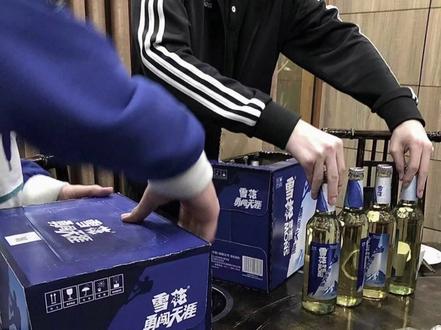 想我的时候记得 中间三指朝手心 大拇指摸耳朵 小拇指摸嘴巴 一定要记得