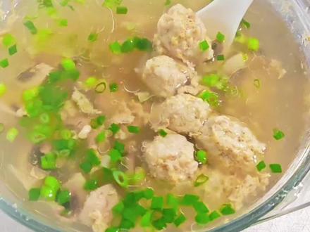 #自己做的健康美食 #创作者中心 #创作灵感 #微波炉美食 上班带娃没空煲汤?微波炉口蘑肉丸汤安排!15分钟出锅,菌鲜+肉香,喝完整个人都暖了