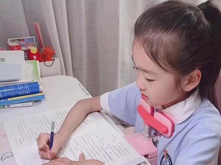 明天期末考试,今天这个点她还在认真复习,她说越是冲刺阶段越是不能放松…努力读书的日子虽然很苦,但是看到这一学期拿下的满分💯和试卷上老师给的鼓励,一切很值得,未来的路还很长,希望你永远保持这份对学习的热爱,加油💪