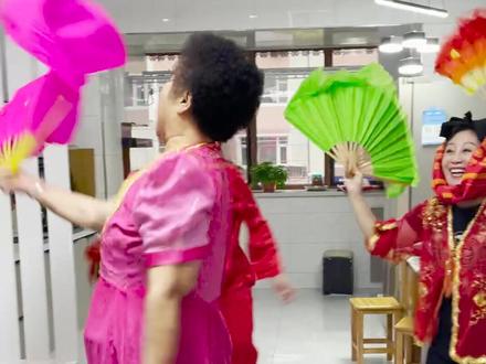 有人会注意到背后的爷爷嘛,安静地吃饭,内心毫无波澜😂#无忧之夜2021