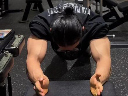 背部焚决教学来啦,希望大家多多练习#背部训练