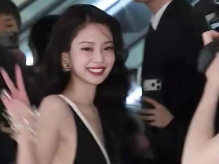 Jennie这小腰精 #Jennie长卷发深V造型 #绝了这身材 #jennie #性感美女 #丰满身材
