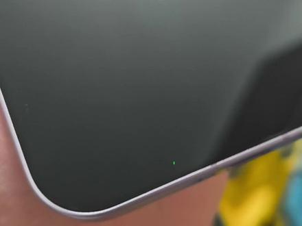 @小米官方旗舰店 @小米售后服务 来看看你们小米17promax的品控。2月2买了小米17promax,2月4日早上收到,2月5日早上起来发现屏幕有绿点,当天早上拿去小米之家售后检测屏幕故障,给我换了一个。今天2月7日早上通知换的已经到,让我去拿,拿回来今晚贴膜时发现背屏内有白色点点,不知道是灰尘还是什么。我第一个手机就是小米4,到现在一直都喜欢小米,手了不知道几个小米手机了,现在的旗舰店品控已经差成这样了吗?还是说两个问题机都刚好给了我?来来回回浪费了时间浪费了心情