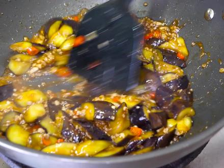 炒茄子时,最忌先放油了,大厨教你一招,茄子不发黑不吸油太香了