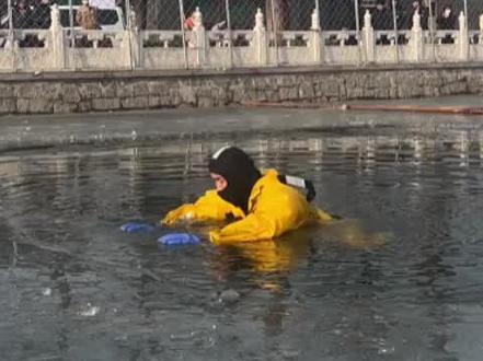 #冰面破裂 #不慎落水 怎么办?什刹海消防员教您如何#自救