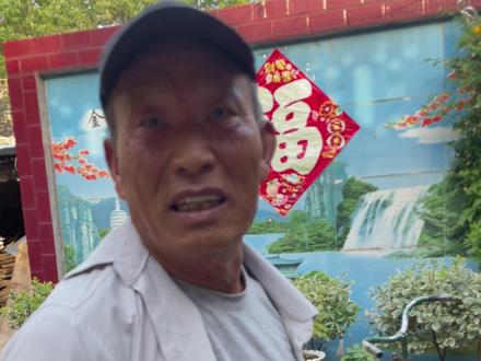 假装收古董的看村口大爷什么反应#搞笑 #看一遍笑一遍 #笑的肚子疼 #哈哈哈哈哈哈我要笑死了