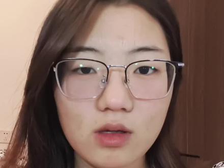 我支持《天使之城》下架 这个视频我录了好多次,这版也并不是我满意的,只是我发现我没有办法用语言表达我的想法。林奕含的书现在我还记得在哪个位置,在我们家书堆的最里面,因为我读他的书的时候,总感觉到一种深深的压抑之感,明白了什么是胸口似乎有一个大石,让我感觉喉咙里像被什么堵住了。是痛,是绝望。所以我选择把书藏起来,书可以藏,面对伤害,你却没有地方藏。我清楚地记得高中一次闲聊,大约五六个人,竟然没有一个人免于被猥亵,或多或少,有堂哥,有小卖铺老板,有老师,后来我每每向她人谈起,都得到相似又各不同的回答,概率高的吓人,甚至那时候我们都不懂什么是猥亵,但是大脑已经帮我们牢牢记住了。林奕含,我不敢想你有多绝望,你的书发行后你又遭遇了什么二次伤害如果这种痛苦可以被抄袭,被美化成两个男人,那那些受害者又该如何自处。我之前为你的自杀惋惜,现在我想或许你是对的,这个世界太烂了。最后,我支持天使之城下架。#天使之城 #房思琪的初恋乐园 #天使之城阿崇