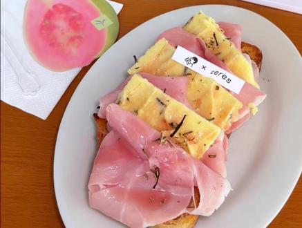 新加坡喜茶的Tea Hopping活动来了! 为庆祝5月Orchard Central店开业,喜茶与本地美食品牌: Ceres、Dearborn、Messina、Nesuto、Postcard、Tiong Bahru Bakery、Tofu G 开展联名活动。
✅5.1至5.22 拿着地图册打卡喜茶与各品牌的联名产品获得盖章(地图册可在喜茶门店领取,1个产品盖一个章)
✅完成三个或以上盖章,5.22至5.28 期间可在Orchard Central店兑换喜茶油蜡包一个。
#喜茶TeaHoppingMap #新加坡喜茶 #喜茶OrchardCentral开业 #喜茶茉王芭乐