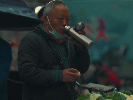 世人都说路不齐,可别人骑马我骑驴。
回头看看推车汉,比上不足,比下有余。
小草不与大树比高低,莫笑自己穿破衣。
莫要攀,莫要比,知足常乐就足矣。#生活感悟 #知足常乐#攀比 #市井生活