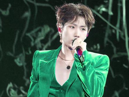 来看变色“泷”,怎么啥颜色的丝绒都能如此好看🥹
#汪苏泷#魅力十足 #舞台变装 #舞台混剪 #剪辑视频