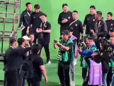 辽宁铁人赛后谢场环节,球迷一曲《阿里郎》送给徐正源教练组,双向奔赴的感动,这就是足球最纯粹的温度! #辽宁铁人 #球迷看台文化 #足球现场 #徐正源