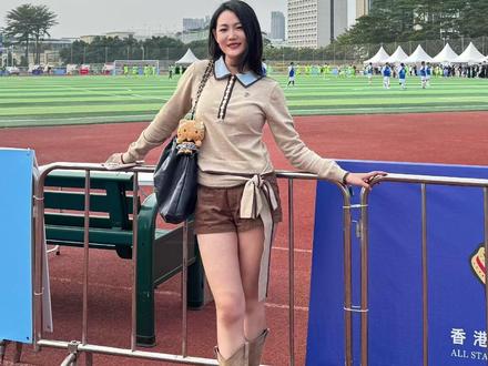 香港明星队踢馆比亚迪海超联队,80岁罗家英跑赢年轻人? 帮大家蹲签名球衣顺便被海豹06EV种草!#比亚迪海洋全明星VS香港全明星 #2025海超