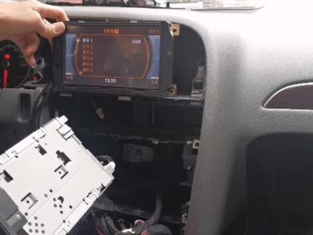 #奥迪A4多媒体#原车屏维修#岳阳和唯兴汽车影音#抖音小助手#中控屏维修
奥迪A4声音不量,修复后师傅现场详细讲解中……