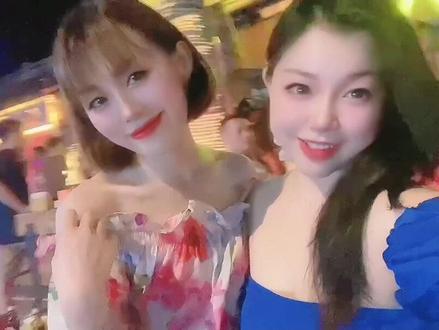 感受万宁日月湾夜晚的酒吧一条街,这里都是充满活力的年轻人,感觉这才是度假模式!#万宁旅游打卡 #跟着抖音去度假 #日月湾 #网红景点打卡 #夏天该有的样子