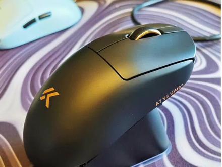 提前体验迈从全新A7v3 用惯GPW模具,之前偶然换到A7 pro,就被迈从圈粉了,身边朋友全被我推荐用迈从了哈哈
这次有机会提前上手全新的A7V3,体验了几天
👉定制的Nordic主控+升级的传感器+增大脚垫,操控确实体感要比我的老A7pro稳定丝滑,掉电也慢很多,再加上磁吸充电底座,续航充电体验都大大加强
👉滚轮和侧键也都有提升,侧键比老款好按,中键清脆一些
👉新配色有黑金和白蓝,我这只黑金配色,金色LOGO加上滚轮上镀金质感的装饰环很好看!
👉壳体材质触感还是一如既往的优秀,类肤磨砂材质我汗手也完全不滑
👉充电底座RGB灯圈很酷炫,尤其音乐律动的模式深得我心,摆桌面上有点意思
本来就喜欢A7系列或者GPW模具的兄弟们可以无脑冲了
#鼠标推荐 #电竞 #迈从a7 #迈从a7v3 #gpw