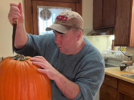 用我妈妈的配方做南瓜派,美国这种大南瓜真的可以吃,我们平时就这样吃,感兴趣的朋友跟我学起来,很好吃,想我妈妈了@豆苗妈的美国日常 @小豆苗兄弟