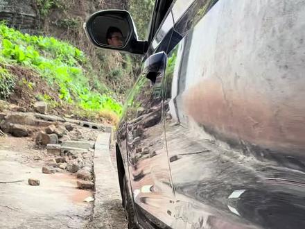 汽车掉了沟里一招教你自救不求人